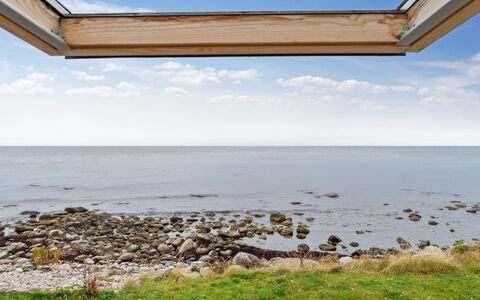 Malila - 15M from the Sea: Træ, Tag, Arkitektur, Hjem, Hus, Sommerhus, Sidespor, Hårdttræ, Hældning, Estate