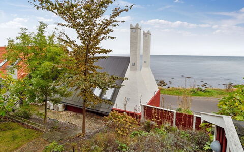 Malila - 15M from the Sea: Træ, Tag, Arkitektur, Hjem, Hus, Sommerhus, Sidespor, Hårdttræ, Hældning, Estate