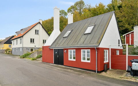 Malila - 15M from the Sea: Træ, Tag, Arkitektur, Hjem, Hus, Sommerhus, Sidespor, Hårdttræ, Hældning, Estate
