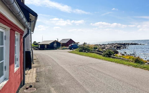 Malila - 15M from the Sea: Træ, Tag, Arkitektur, Hjem, Hus, Sommerhus, Sidespor, Hårdttræ, Hældning, Estate