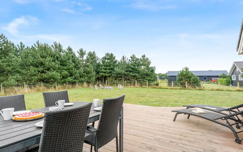 Imke - 1Km from the Sea: Hjem, Sommerhus, Sidespor, Hårdttræ, Skygge, Planke, Design, Estate, Veranda, Dæk