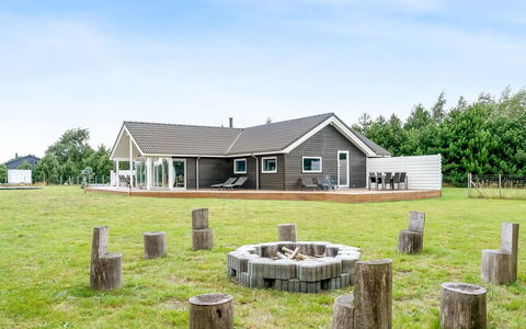 Imke - 1Km from the Sea: Hjem, Sommerhus, Sidespor, Hårdttræ, Skygge, Planke, Design, Estate, Veranda, Dæk