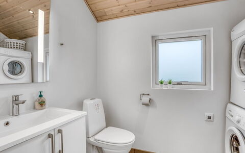 Imke - 1Km from the Sea: Gulvbelægning, Væg, Etage, Sanitærarmatur, Indretning, Træ, Loft, Badeværelse, Håndvask, Tap