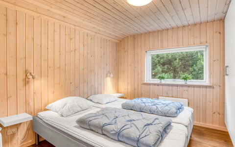 Imke - 1Km from the Sea: Træ, Soveværelse, Seng, Sengetøj, Hjem, Sengetøj, Loft, Bed Frame, Hårdttræ, Bejdse