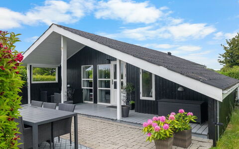 Maaria - 400M from the Sea: Møbel, Indretning, Gulvbelægning, Etage, Loft, Værelse, Stol, Bord, Lejlighed, Køkken & Spisebord