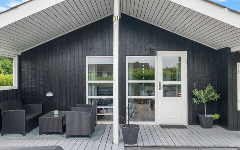 Maaria - 400M from the Sea: Møbel, Indretning, Gulvbelægning, Etage, Loft, Værelse, Stol, Bord, Lejlighed, Køkken & Spisebord
