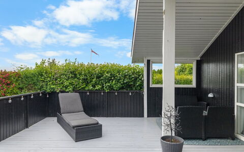 Maaria - 400M from the Sea: Møbel, Indretning, Gulvbelægning, Etage, Loft, Værelse, Stol, Bord, Lejlighed, Køkken & Spisebord