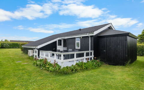 Maaria - 400M from the Sea: Møbel, Indretning, Gulvbelægning, Etage, Loft, Værelse, Stol, Bord, Lejlighed, Køkken & Spisebord
