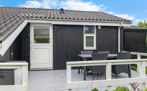 Maaria - 400M from the Sea: Møbel, Indretning, Gulvbelægning, Etage, Loft, Værelse, Stol, Bord, Lejlighed, Køkken & Spisebord