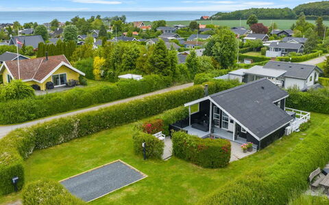 Maaria - 400M from the Sea: Møbel, Indretning, Gulvbelægning, Etage, Loft, Værelse, Stol, Bord, Lejlighed, Køkken & Spisebord
