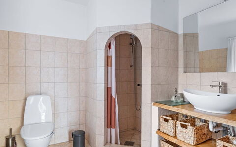 Huno - 2Km from the Sea: Gulvbelægning, Etage, Sanitærarmatur, Badeværelse, Indretning, Toilet, Toiletbræt, Vvs, Flise, Værelse