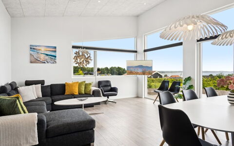 Alka - 500M from the Sea: Indretning, Møbel, Gulvbelægning, Etage, Loft, Træ, Trægulve, Couch, Stue, Lysarmatur