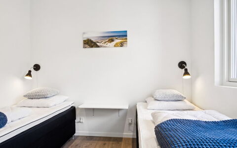 Alka - 500M from the Sea: Soveværelse, Seng, Sengetøj, Sengetøj, Etage, Indretning, Gulvbelægning, Loft, Værelse, Bed Frame