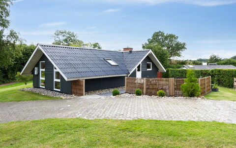 Erke - 800M from the Sea: Blå, Busk, Sommerhus, Bunddække, Have, Estate, Skygge, Landscaping, Stuehus, Eco Hotel