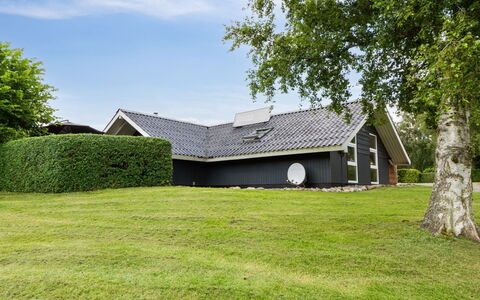 Erke - 800M from the Sea: Blå, Busk, Sommerhus, Bunddække, Have, Estate, Skygge, Landscaping, Stuehus, Eco Hotel