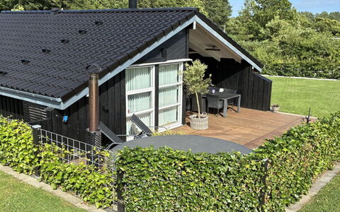 Enida - 350M to the Fjord: Tag, Sommerhus, Bunddække, Have, Skygge, Gård, Sidespor, Estate, Landscaping, Backyard
