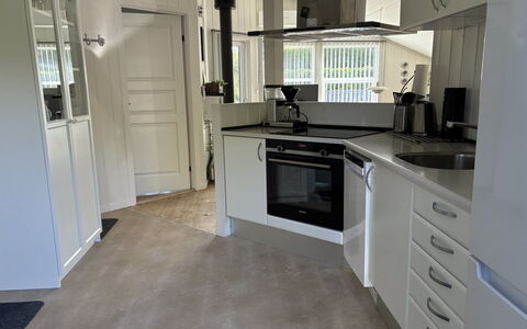Enida - 350M to the Fjord: Gulvbelægning, Køkken, Køkken Apparat, Countertop, Indretning, Etage, Større Bandage, Loft, Cabinetry, Møbel