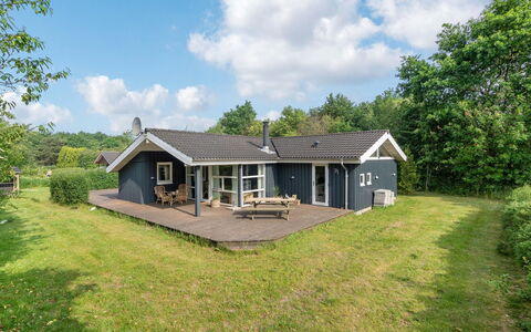 Anneli: Bygning, Hus, Vindue, Hjem, Tag, Boligområde, Busk, Sommerhus, Land Lot
