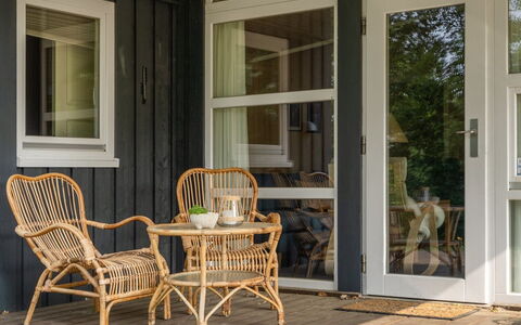 Anneli: Bygning, Hus, Vindue, Hjem, Tag, Boligområde, Busk, Sommerhus, Land Lot