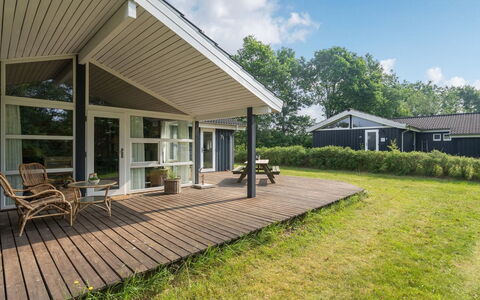 Anneli: Bygning, Hus, Vindue, Hjem, Tag, Boligområde, Busk, Sommerhus, Land Lot