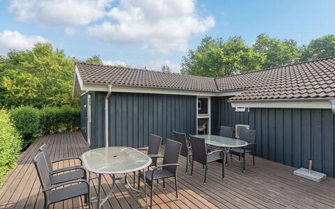 Anneli: Bygning, Hus, Vindue, Hjem, Tag, Boligområde, Busk, Sommerhus, Land Lot