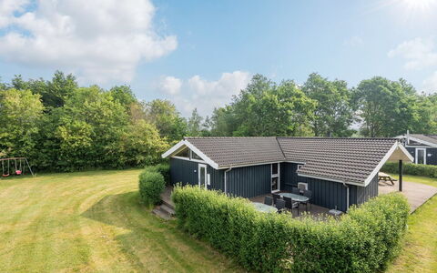 Anneli: Bygning, Hus, Vindue, Hjem, Tag, Boligområde, Busk, Sommerhus, Land Lot