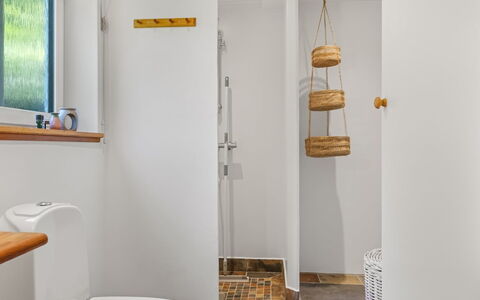 Diderik - 30Km from the Sea: Væg, Gulvbelægning, Indretning, Træ, Etage, Sanitærarmatur, Badeværelse, Toiletbræt, Toilet, Belysning