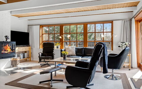Berner - 30Km from the Sea: Møbel, Indretning, Gulvbelægning, Etage, Stol, Træ, Stue, Couch, Værelse, Hjem