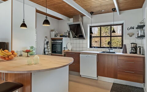 Berner - 30Km from the Sea: Møbel, Countertop, Køkken, Indretning, Gulvbelægning, Cabinetry, Lysarmatur, Køkken Apparat, Træ, Loft