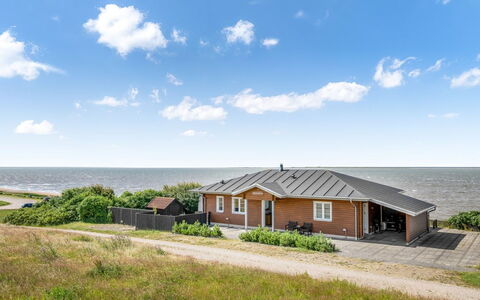 Evamaria - 10M from the Sea: Træ, Tag, Arkitektur, Hjem, Hus, Sommerhus, Sidespor, Hårdttræ, Hældning, Estate