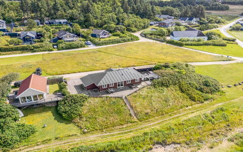Evamaria - 10M from the Sea: Træ, Tag, Arkitektur, Hjem, Hus, Sommerhus, Sidespor, Hårdttræ, Hældning, Estate