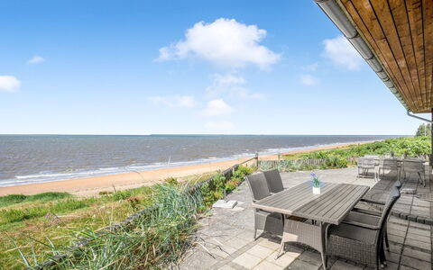 Evamaria - 10M from the Sea: Træ, Tag, Arkitektur, Hjem, Hus, Sommerhus, Sidespor, Hårdttræ, Hældning, Estate
