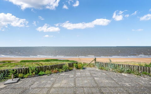 Evamaria - 10M from the Sea: Træ, Tag, Arkitektur, Hjem, Hus, Sommerhus, Sidespor, Hårdttræ, Hældning, Estate