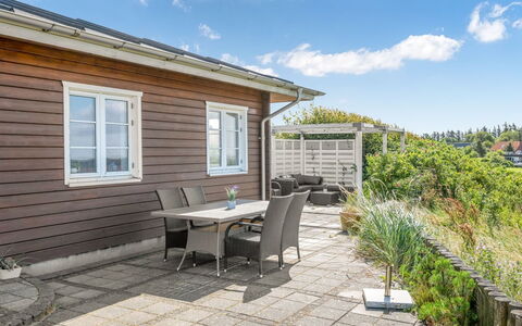 Evamaria - 10M from the Sea: Træ, Tag, Arkitektur, Hjem, Hus, Sommerhus, Sidespor, Hårdttræ, Hældning, Estate