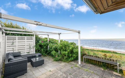 Evamaria - 10M from the Sea: Træ, Tag, Arkitektur, Hjem, Hus, Sommerhus, Sidespor, Hårdttræ, Hældning, Estate