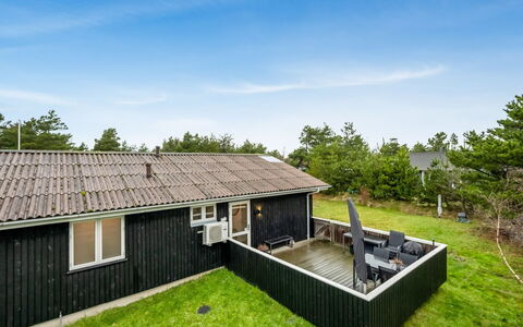 Pietari - 600M from the Sea: Tag, Hus, Hjem, Sommerhus, Dør, Sidespor, Dæk, Veranda, Planke, Hårdttræ