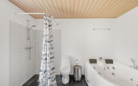 Trena - 1.2Km to the Fjord: Gulvbelægning, Sanitærarmatur, Indretning, Etage, Træ, Loft, Badeværelse, Tap, Vvs, Belysning