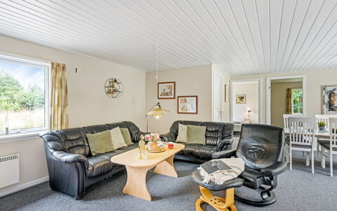 Ljiljana - 2Km from the Sea: Indretning, Møbel, Loft, Træ, Couch, Gulvbelægning, Stue, Belysning, Etage, Hjem