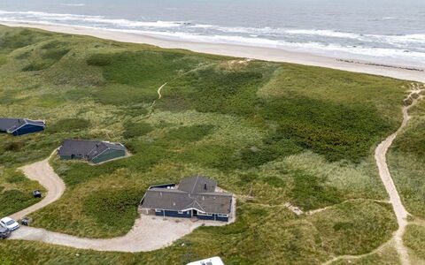 Nermin - 100M from the Sea: Møbel, Indretning, Gulvbelægning, Etage, Loft, Værelse, Stol, Bord, Lejlighed, Køkken & Spisebord