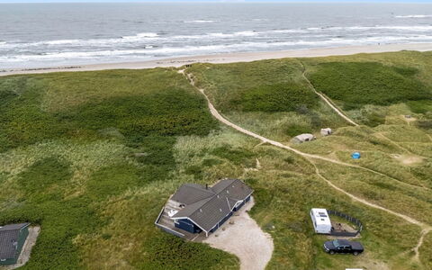 Nermin - 100M from the Sea: Møbel, Indretning, Gulvbelægning, Etage, Loft, Værelse, Stol, Bord, Lejlighed, Køkken & Spisebord