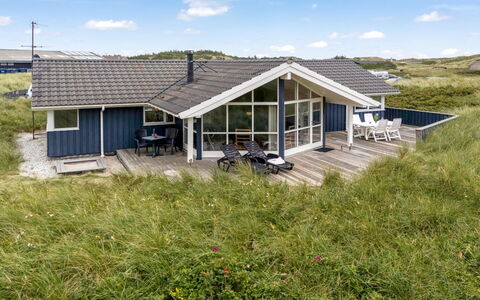 Nermin - 100M from the Sea: Møbel, Indretning, Gulvbelægning, Etage, Loft, Værelse, Stol, Bord, Lejlighed, Køkken & Spisebord
