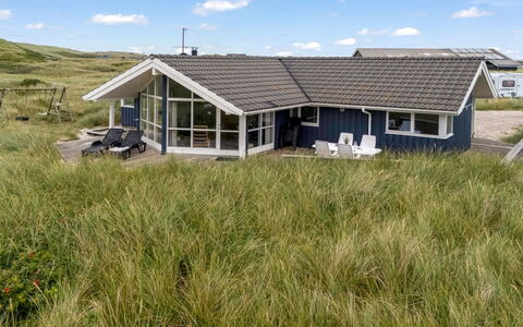 Nermin - 100M from the Sea: Møbel, Indretning, Gulvbelægning, Etage, Loft, Værelse, Stol, Bord, Lejlighed, Køkken & Spisebord