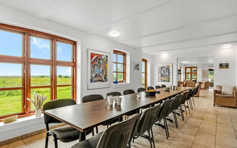 Darleen - 850M to the Fjord: Møbel, Indretning, Gulvbelægning, Etage, Loft, Værelse, Stol, Bord, Lejlighed, Køkken & Spisebord