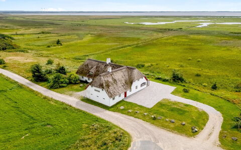 Darleen - 850M to the Fjord: Møbel, Indretning, Gulvbelægning, Etage, Loft, Værelse, Stol, Bord, Lejlighed, Køkken & Spisebord