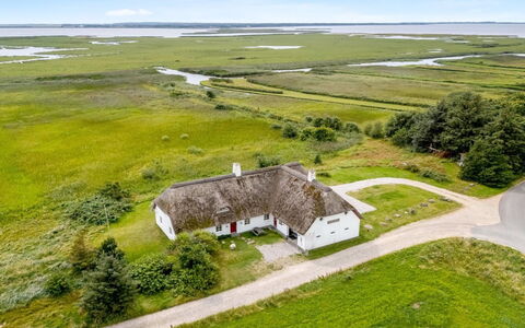Darleen - 850M to the Fjord: Møbel, Indretning, Gulvbelægning, Etage, Loft, Værelse, Stol, Bord, Lejlighed, Køkken & Spisebord