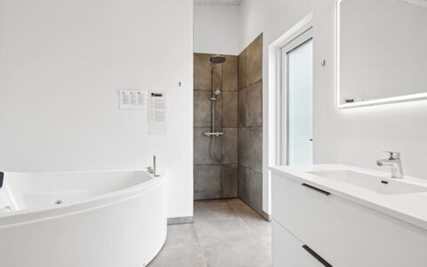 Gertraude - 800M from the Sea: Gulvbelægning, Væg, Sanitærarmatur, Badeværelse, Etage, Indretning, Loft, Vvs, Tap, Badekar