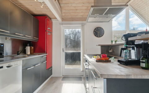 Soeren - 300M from the Sea: Køkken, Countertop, Køkken Apparat, Træ, Større Bandage, Møbel, Cabinetry, Indretning, Loft, Gulvbelægning