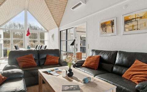 Soeren - 300M from the Sea: Couch, Indretning, Møbel, Stue, Loft, Hjem, Værelse, Stol, Hårdttræ