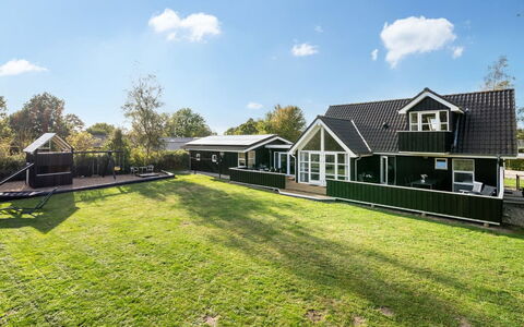 Soeren - 300M from the Sea: Hus, Hjem, Tag, Boligområde, Sommerhus, Lawn, Sidespor, Estate, Skygge, Have