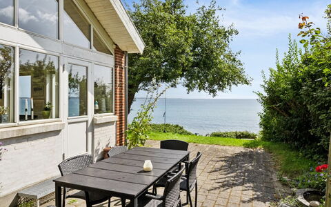 Bryngeir - 25M from the Sea: Gulvbelægning, Væg, Etage, Indretning, Træ, Loft, Trægulve, Belysning, Møbel, Laminat Gulv